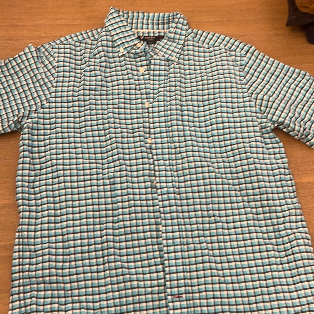 Gentle worn Men’s casual shirt colors are Aqua blue navy blue and white pliad
